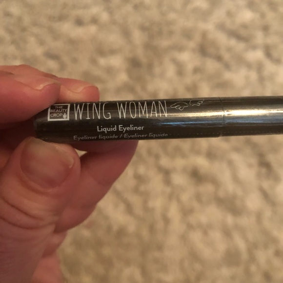 Wing Woman eyeliner - Picture 3 of 7